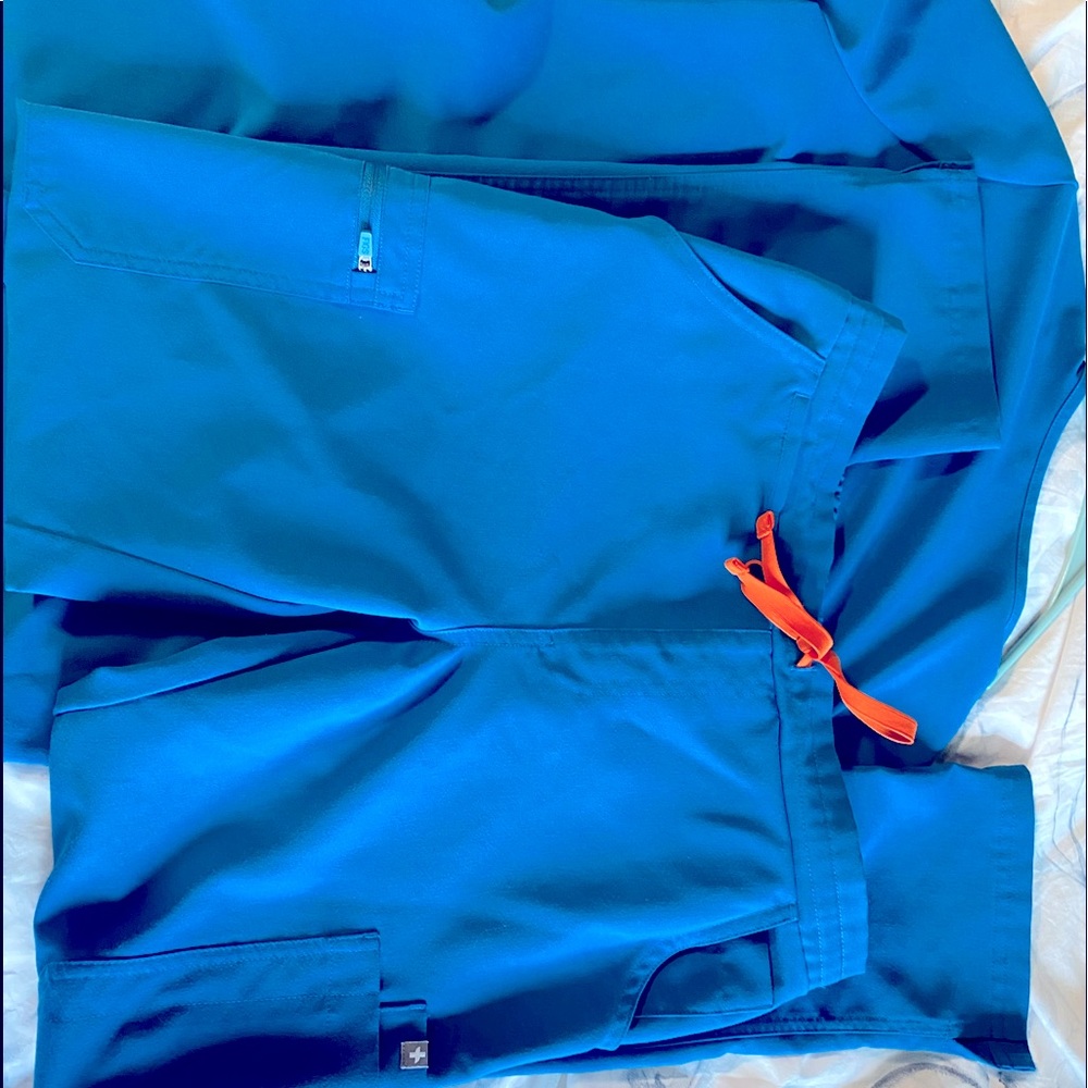 FIG’s brand women’s  scrub set